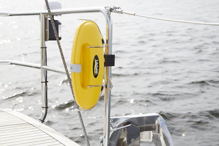 Lifesaver-Hallare-pa-bat-BA89030001-1